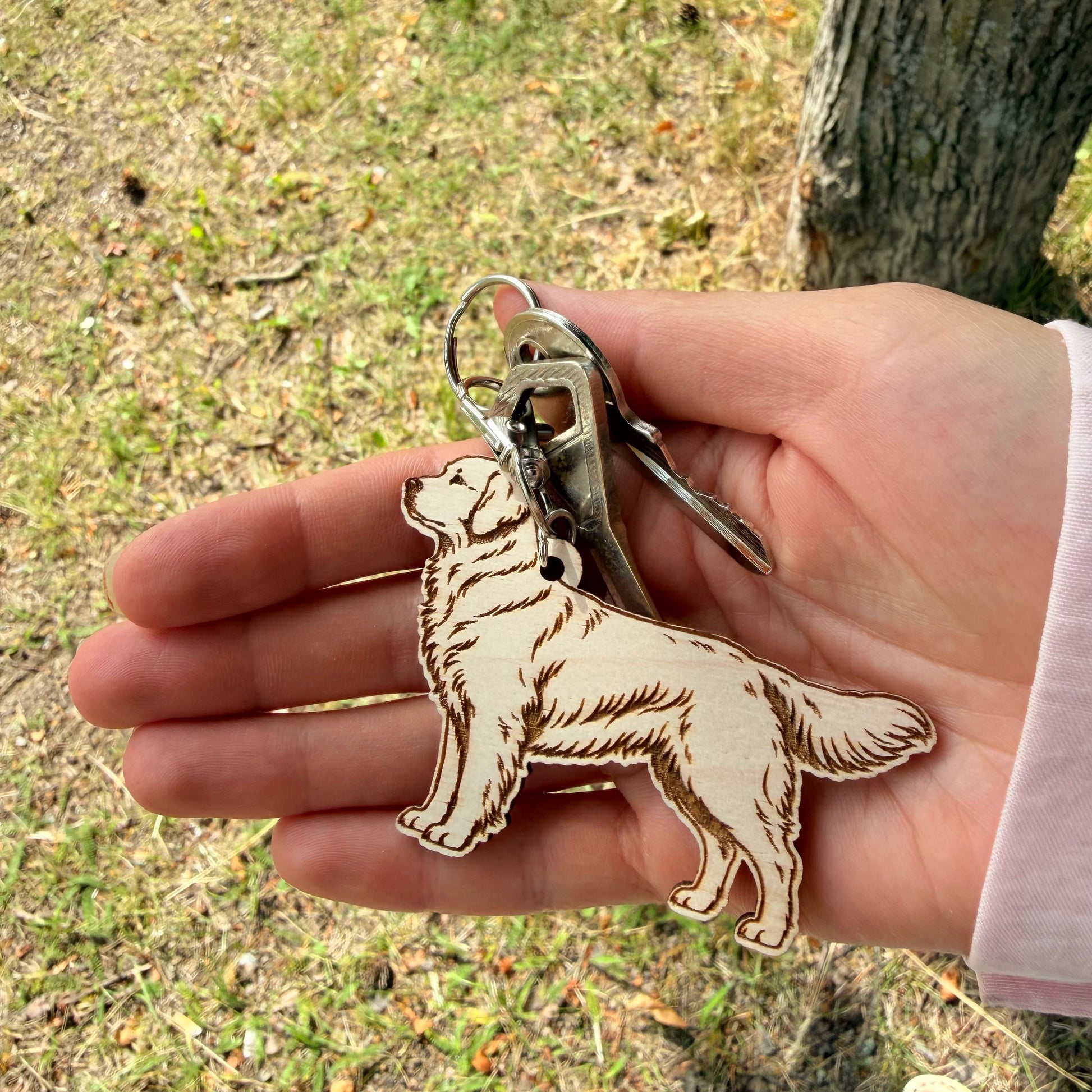 Puinen koirasiluetti avaimenperänä