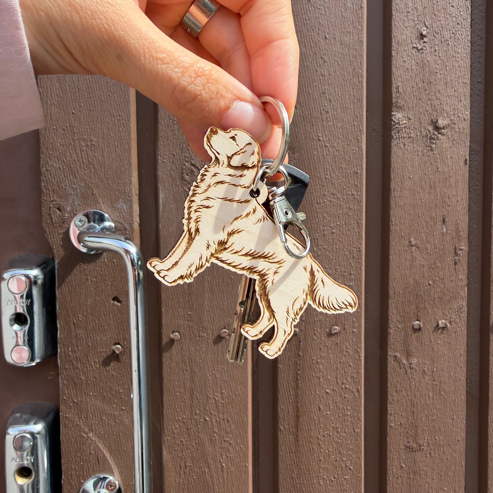 Puinen koira-avaimenperä omalla nimellä