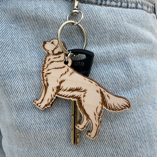 Puinen koira-avaimenperä omalla nimellä